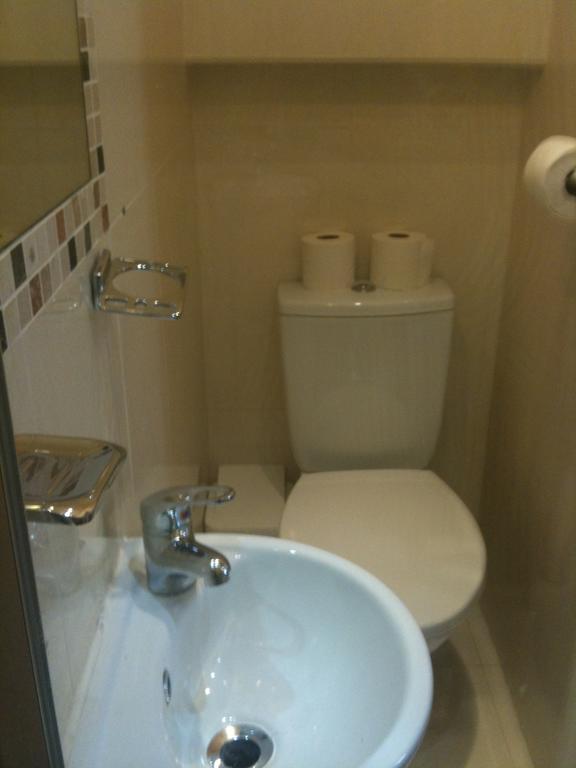 The Crystal Lodge Hotel Croydon Room photo