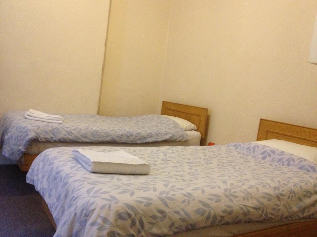 The Crystal Lodge Hotel Croydon Room photo