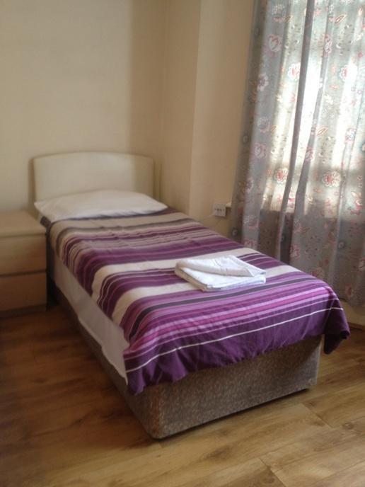 The Crystal Lodge Hotel Croydon Room photo